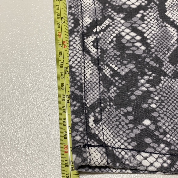 Seven7 high rise skinny jeans snakeskin pattern size 14 - Picture 6 of 9